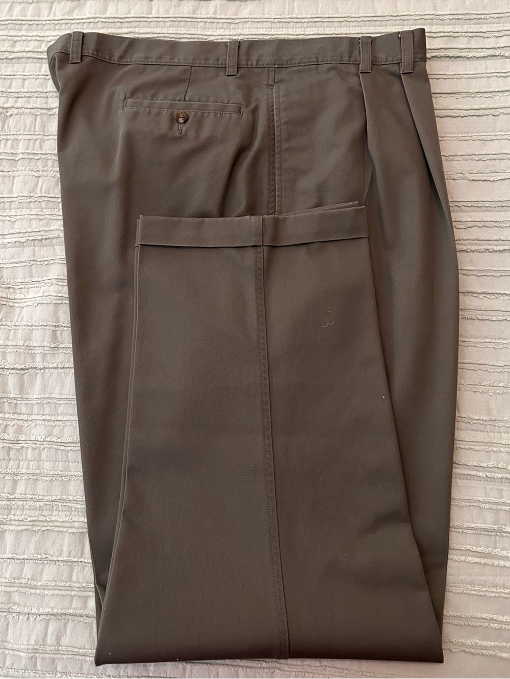 Jos A Bank Olive Men’s Dress Pants 44x32 Relaxed Fit Pleated Front 100% Cotton